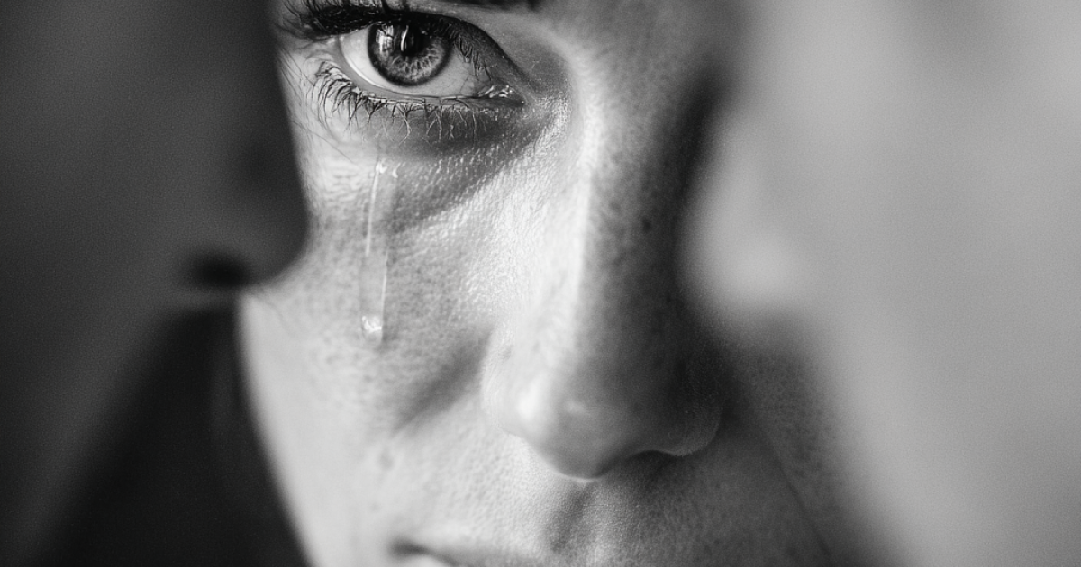 nalhall_169_couple_arguing_woman_crying_black_and_white_photo_637cd777-4de2-4fc0-ba9b-2983c66985d9_3